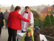 Posvěcení zvonu do zvoničky na Základní škole Milíkov