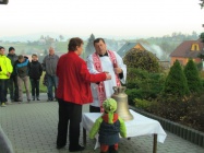 Posvěcení zvonu do zvoničky na Základní škole Milíkov