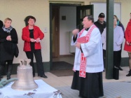 Posvěcení zvonu do zvoničky na Základní škole Milíkov
