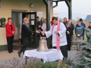 Posvěcení zvonu do zvoničky na Základní škole Milíkov