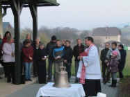 Posvěcení zvonu do zvoničky na Základní škole Milíkov